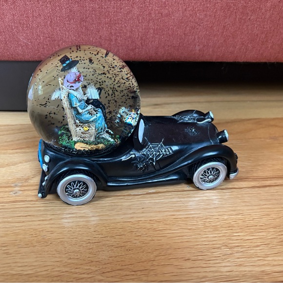 Halloween gothic skeleton couple in retro car musical snowglobe - Picture 1 of 5